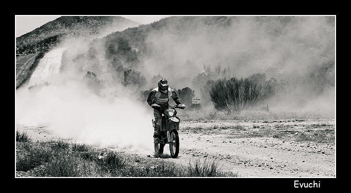 Carrera en el desierto
Keywords: desierto baja aragon carrera coches motos zaragoza