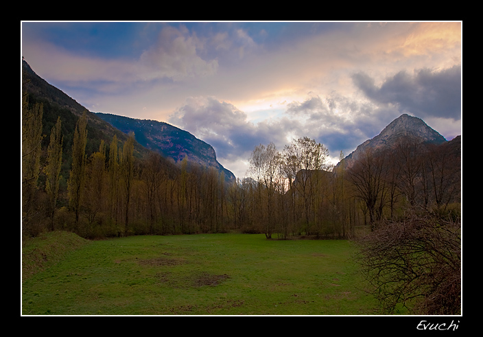 Valle de Chistau
Keywords: gistain chistau valle pirineos huesca atardecer montaÃ±a aragon senderos paseo Plan