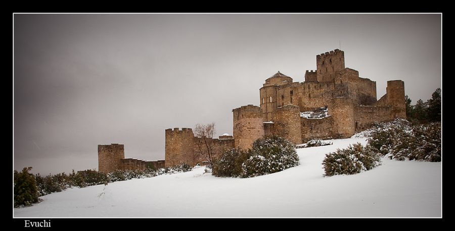 PanorÃ¡mica de Loarre nevado
Keywords: castillo Loarre nieve nevado Aragon Huesca prepirineo 