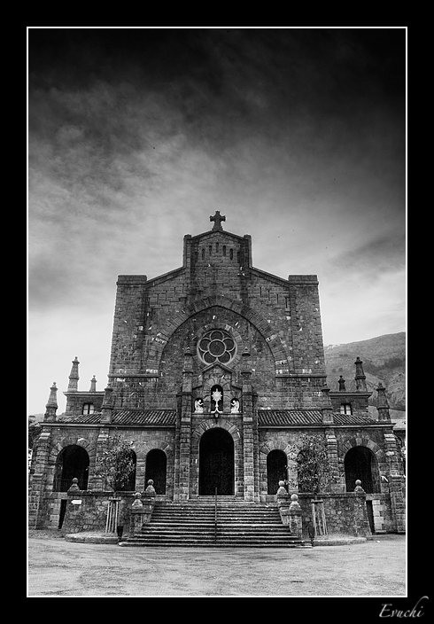 Paz y Penumbra en Azpeitia
Keywords: azpeitia iglesia norte san sebastian blanco y negro