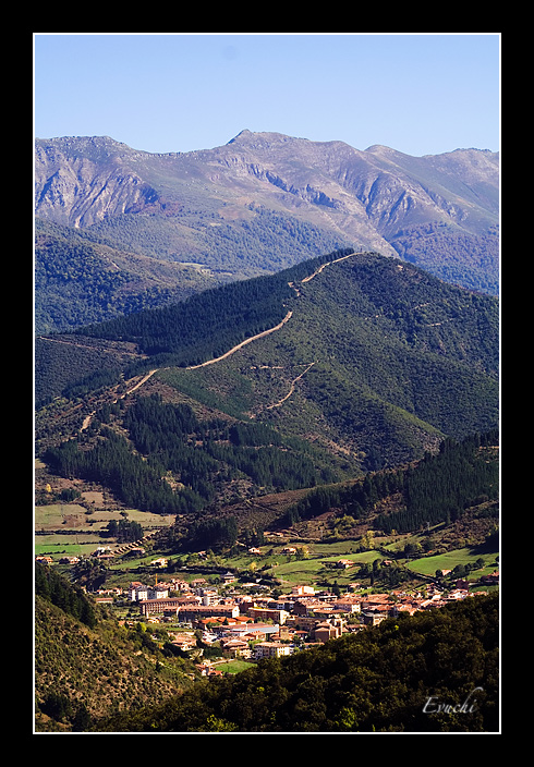 Oteando desde Liebana
Keywords: Liebana Cantabria Pueblecito paisaje vistas